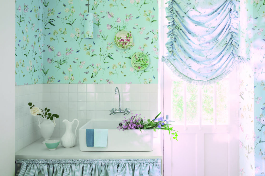 Salle de bains papier peint fleuri bleu blanc ambiance campagne Pierre Frey