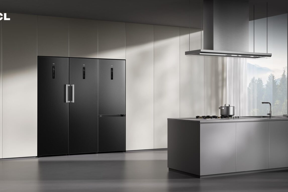 Alt : Réfrigérateurs TCL Mono-Door coloris noir intégrés dans une cuisine moderne