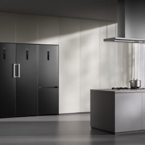 Alt : Réfrigérateurs TCL Mono-Door coloris noir intégrés dans une cuisine moderne
