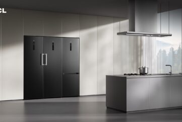 Alt : Réfrigérateurs TCL Mono-Door coloris noir intégrés dans une cuisine moderne