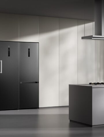 Alt : Réfrigérateurs TCL Mono-Door coloris noir intégrés dans une cuisine moderne