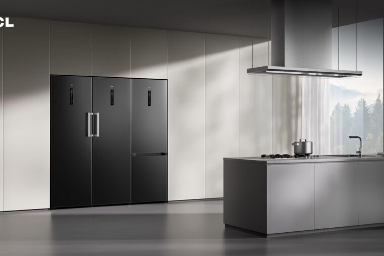 Alt : Réfrigérateurs TCL Mono-Door coloris noir intégrés dans une cuisine moderne