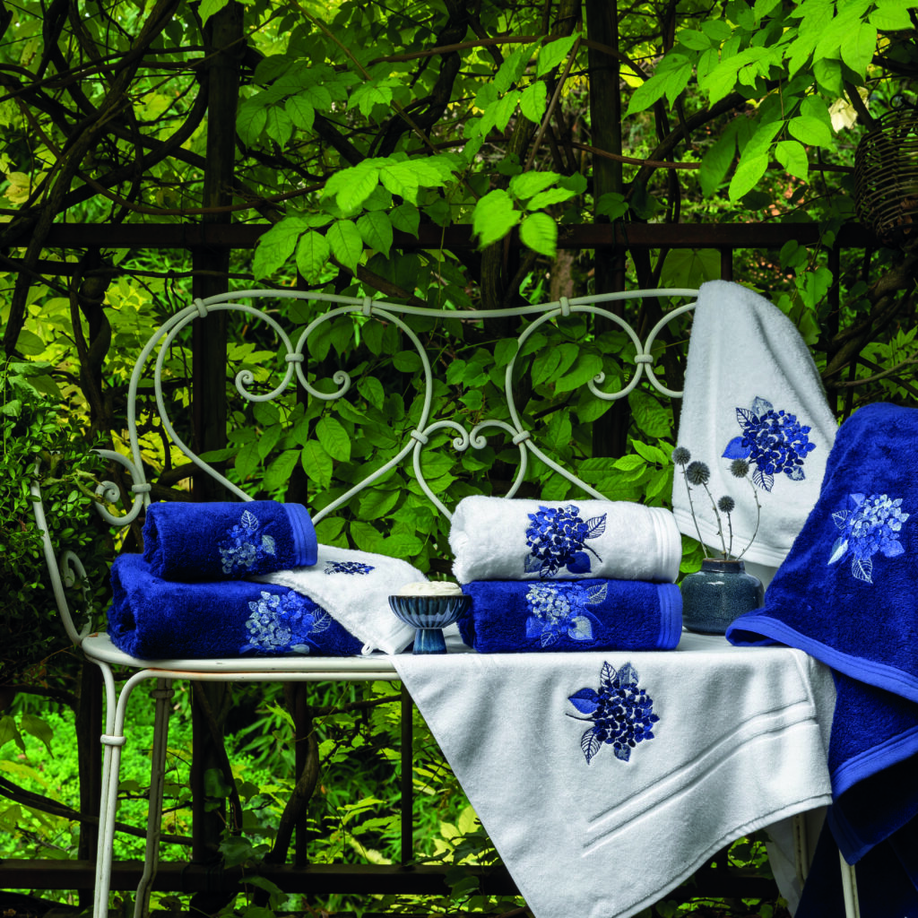 Serviettes de bain brodées fleurettes bleues linge ancien brocante