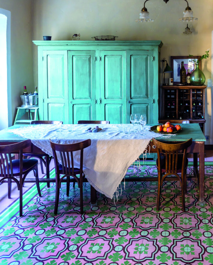 Sol carreaux de ciment floraux colorés salle de bains décoration campagne