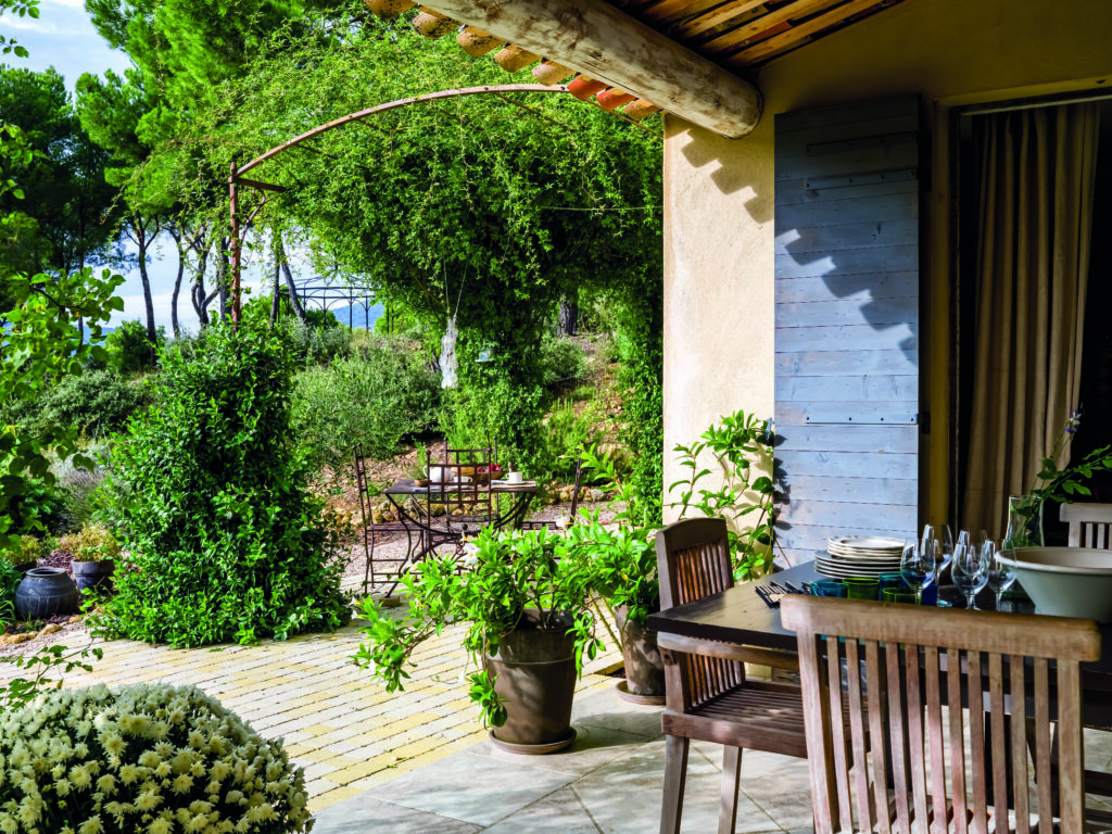 Auvent recouvert de tuiles sur la terrasse d'une maison d'hôtes provençale, Aube Safran