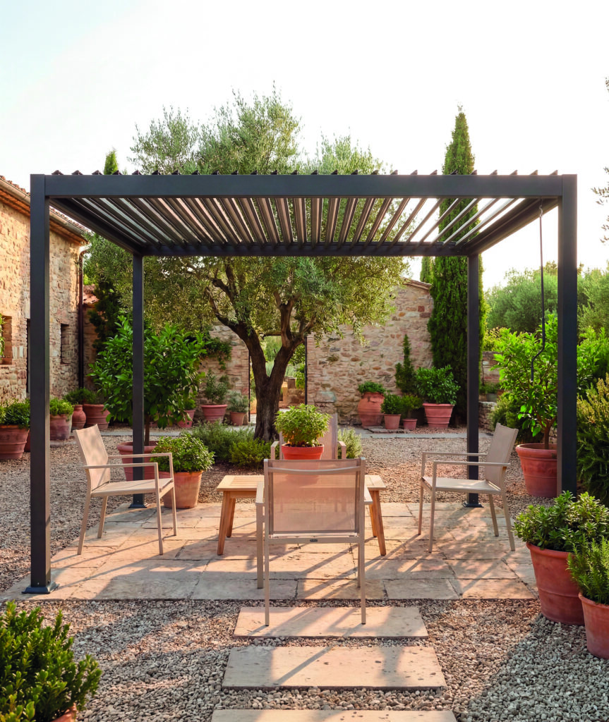 Pergola bioclimatique à lames orientables sur une terrasse