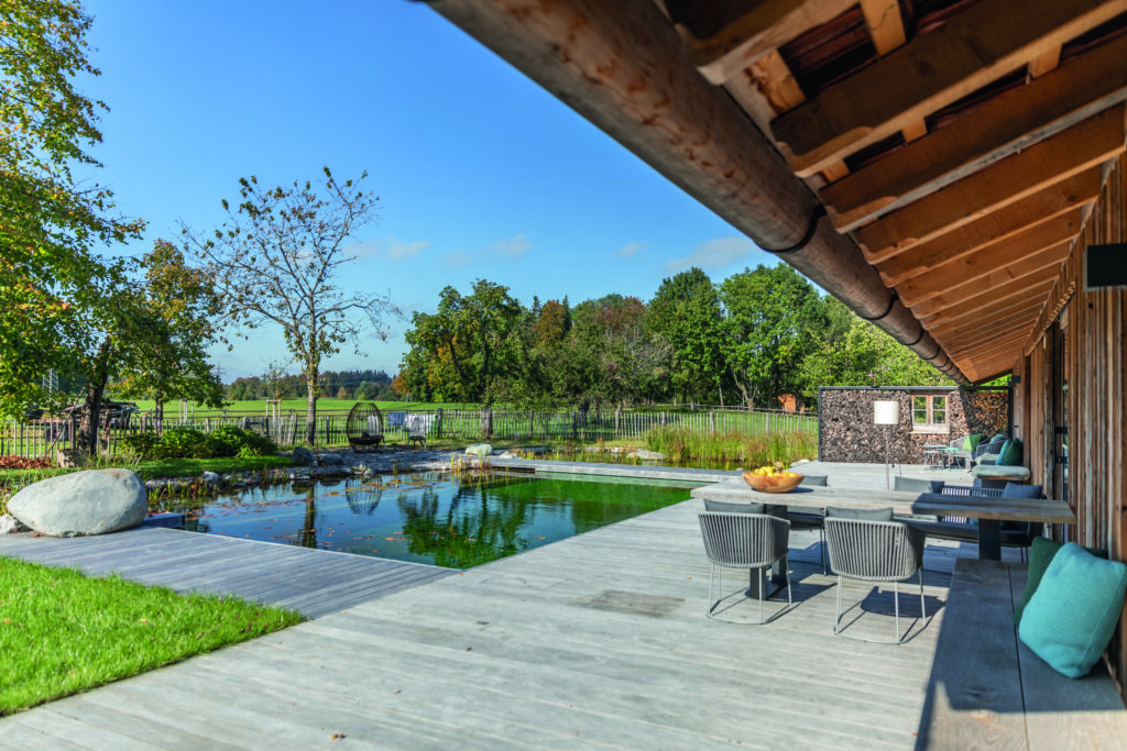 Terrasse en bois Kebony au bord d'une baignade naturelle