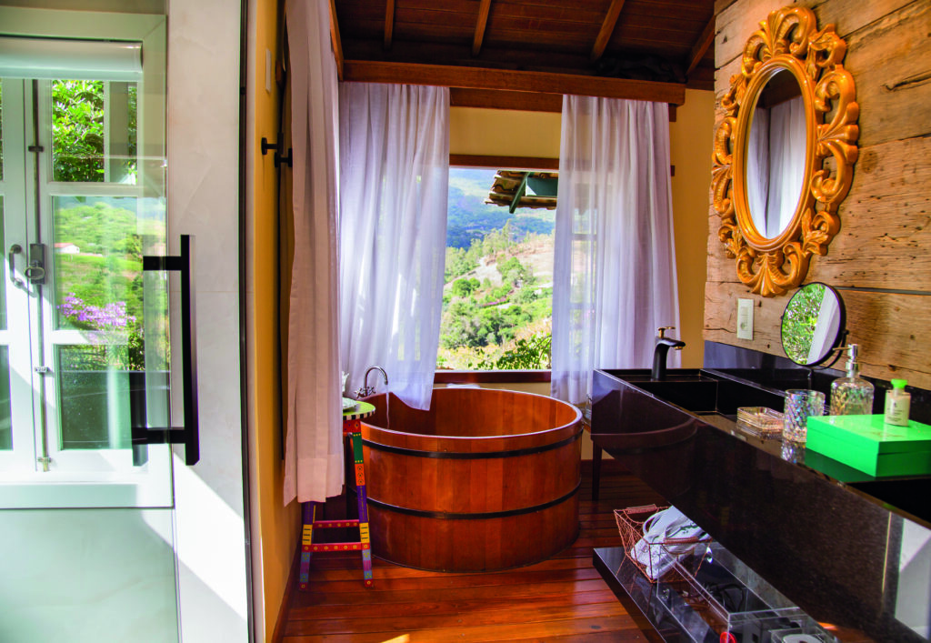 Salle de bain avec baignoire en bois, Pousada Rabo do Lagarto
