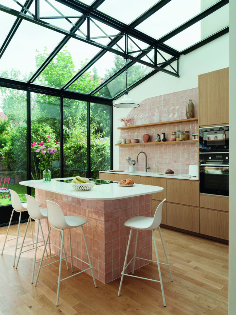 Cuisine lumineuse avec verrière XXL et vue sur jardin