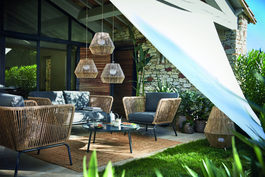 Salon de jardin tressé avec voile d'ombrage et pergola