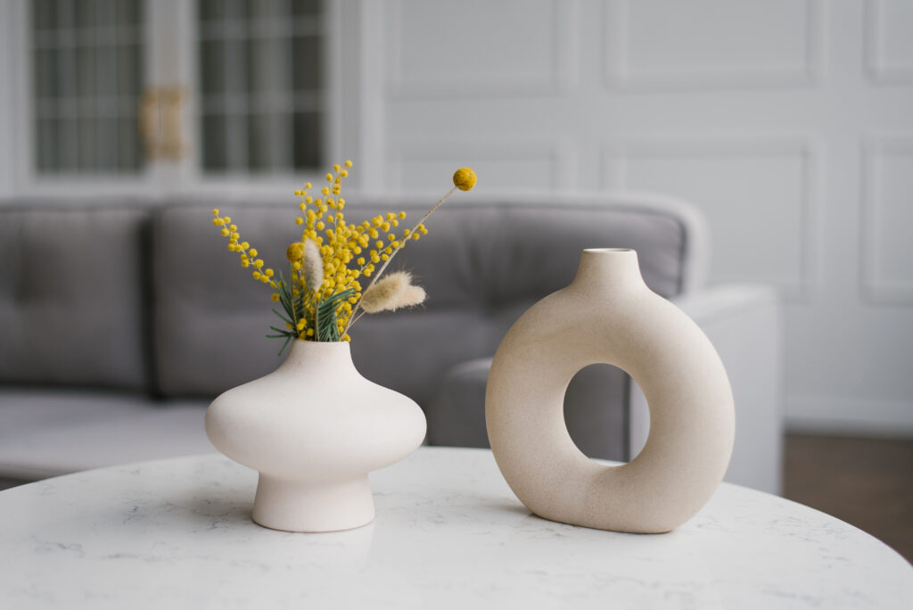 Vase en céramique irrégulière et accessoires déco aux formes douces