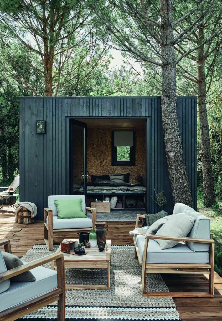 Gazebo noir à l'allure contemporaine dans un jardin arboré