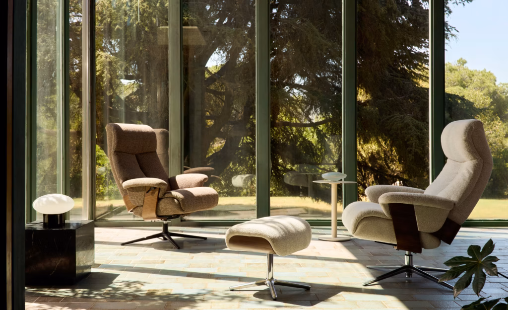 Fauteuils et pouf en bois et tissu bouclette de la collection Kave Home A Dialogue in Time