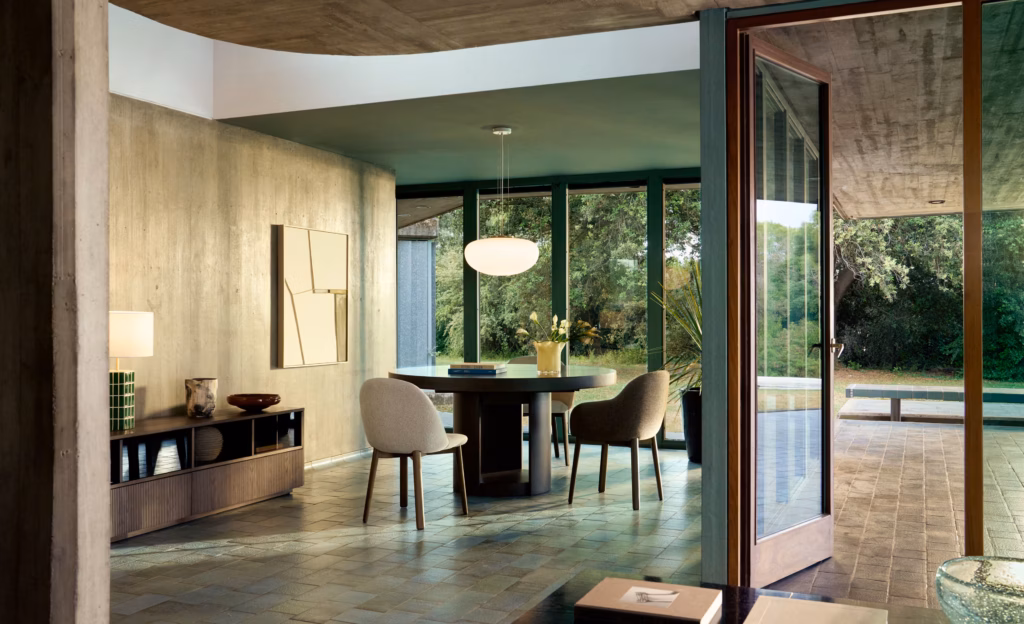 Salle à manger ouverte sur l'extérieur avec mobilier Kave Home A Dialogue in Time
