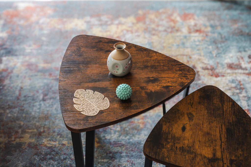Table basse sculpturale aux lignes organiques