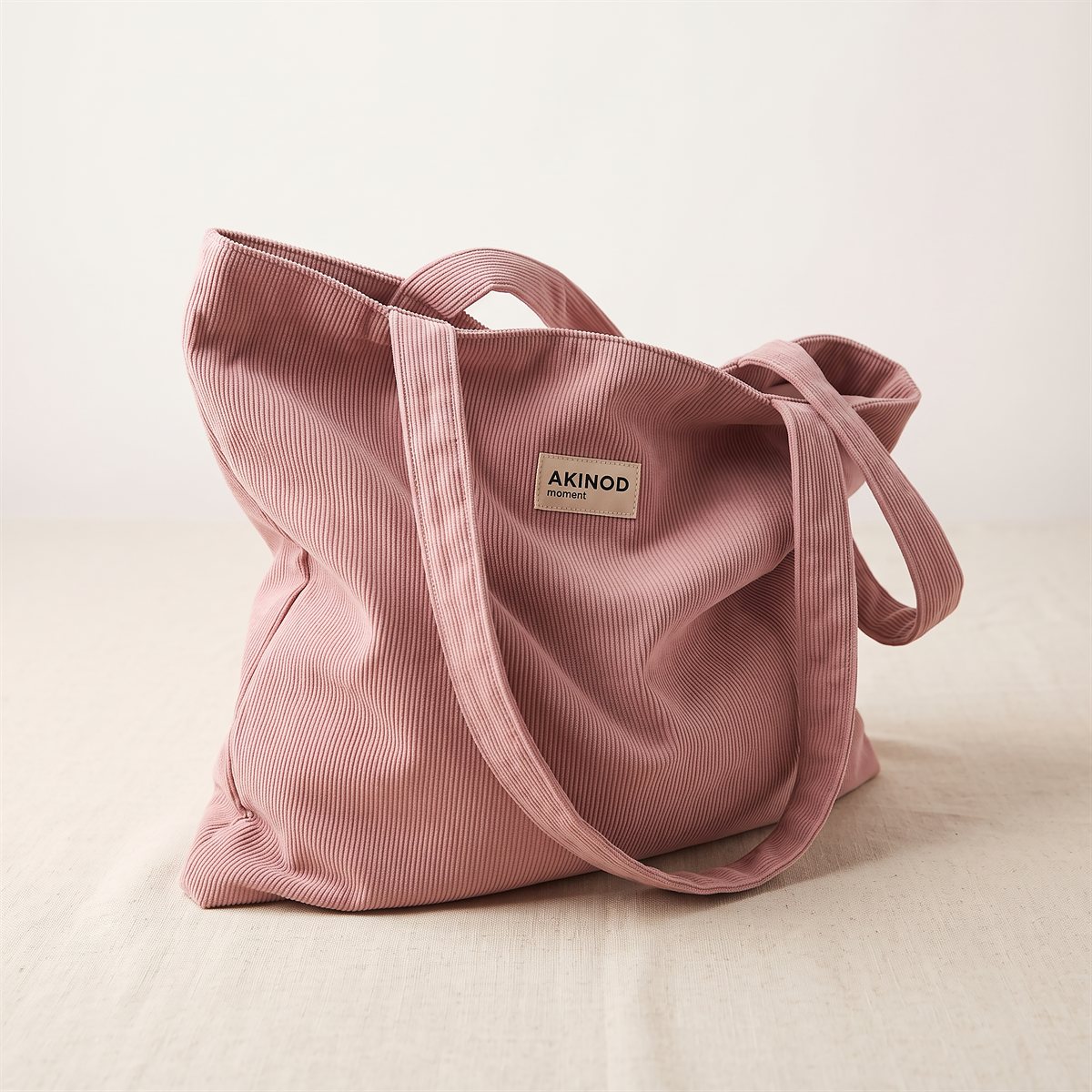 Tote bag Akinod moment en velours côtelé rose posé, vue de trois quarts