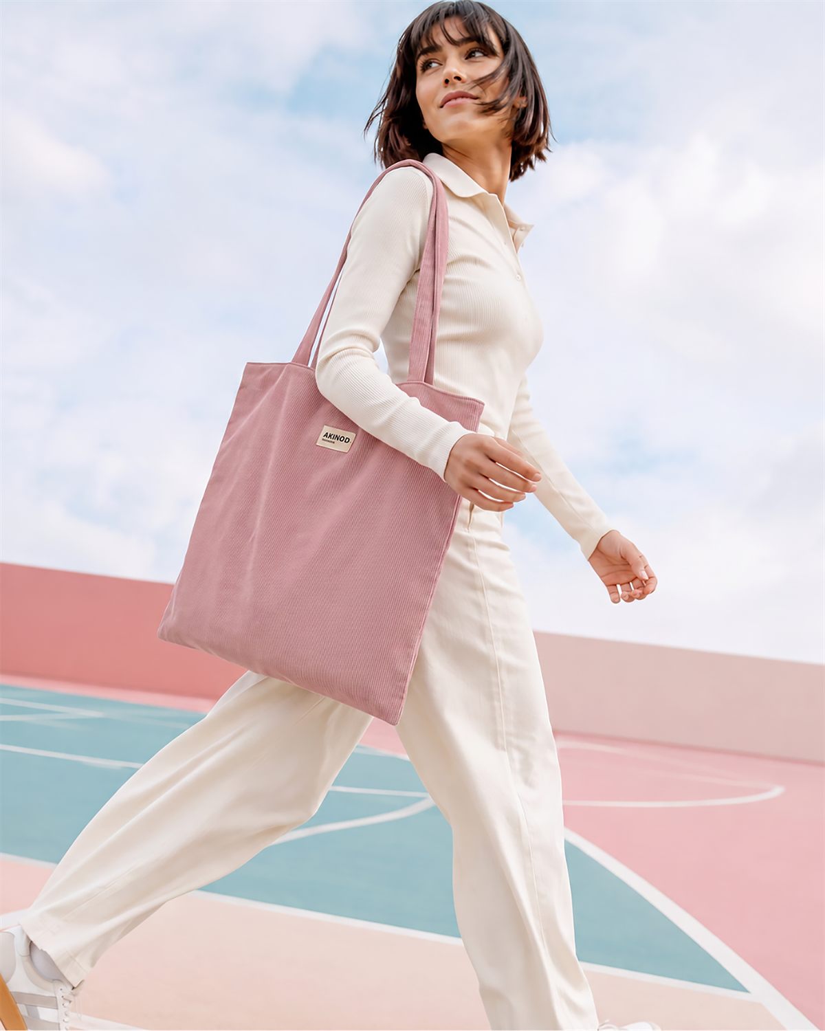 Tote bag Akinod en velours côtelé rose en usage quotidien
