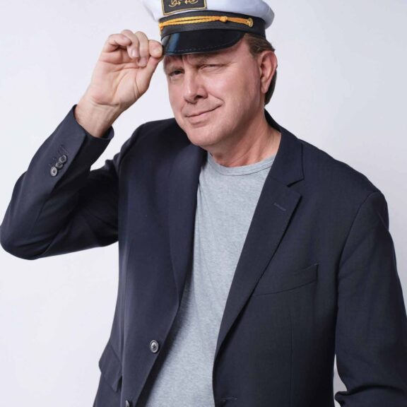 Claude François Junior, casquette de capitaine sur la tête