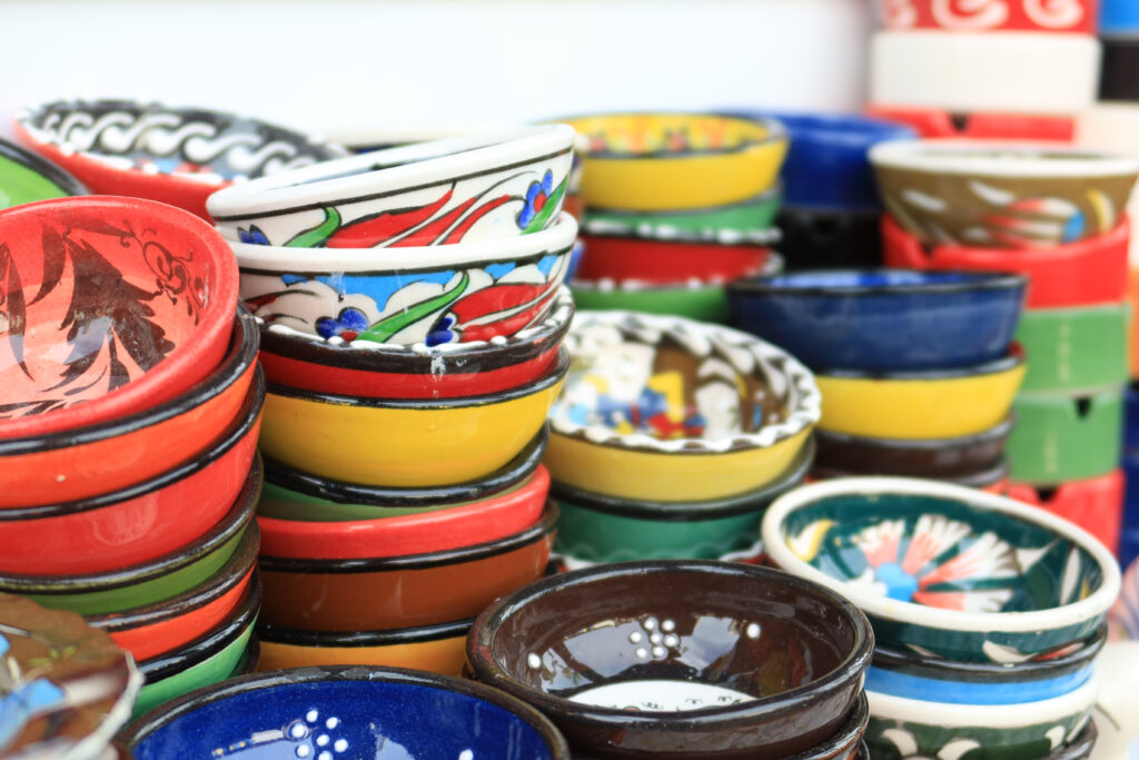 Bols et coupelles en céramique colorée chinés en brocante pour une décoration vintage et artisanale