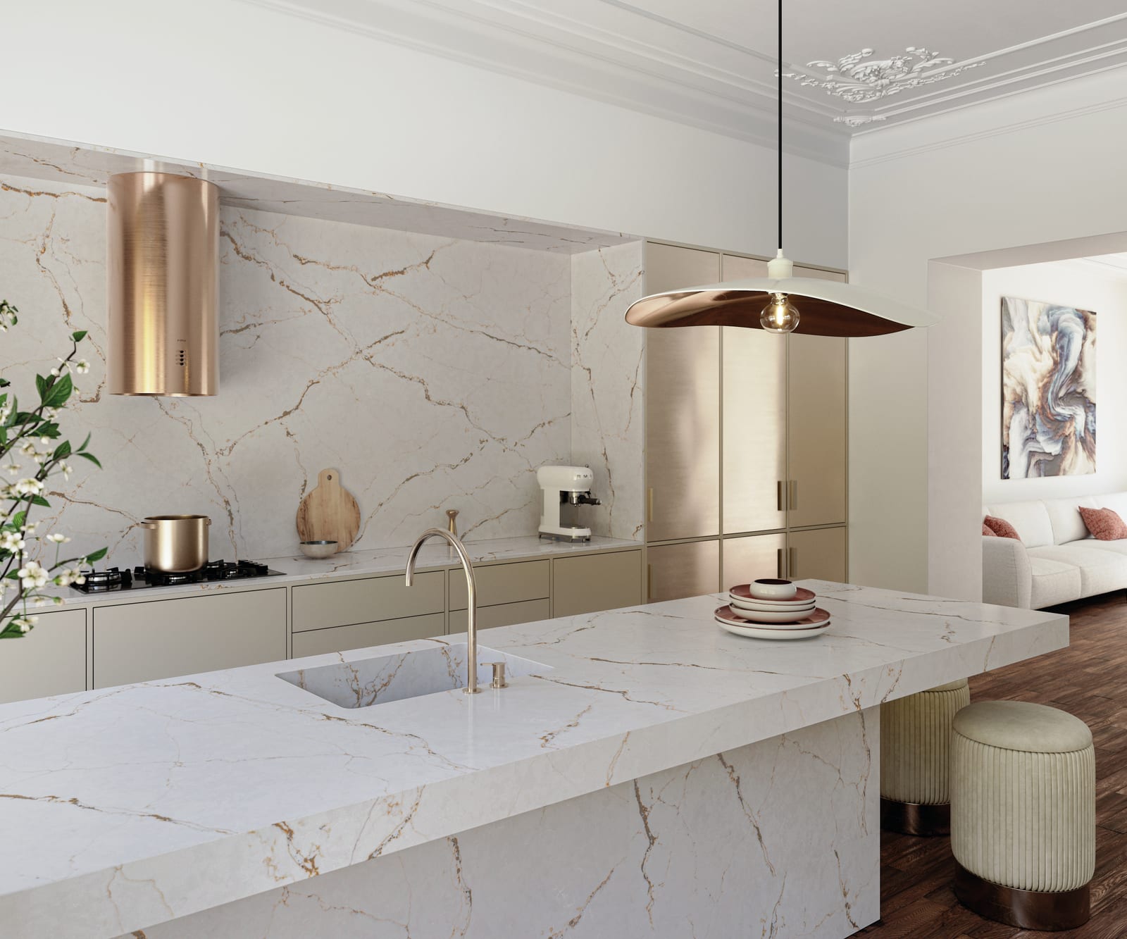 Îlot central en Silestone Versailles Ivory avec évier intégré, hotte cuivre suspendue et cuisine haussmannienne moderne