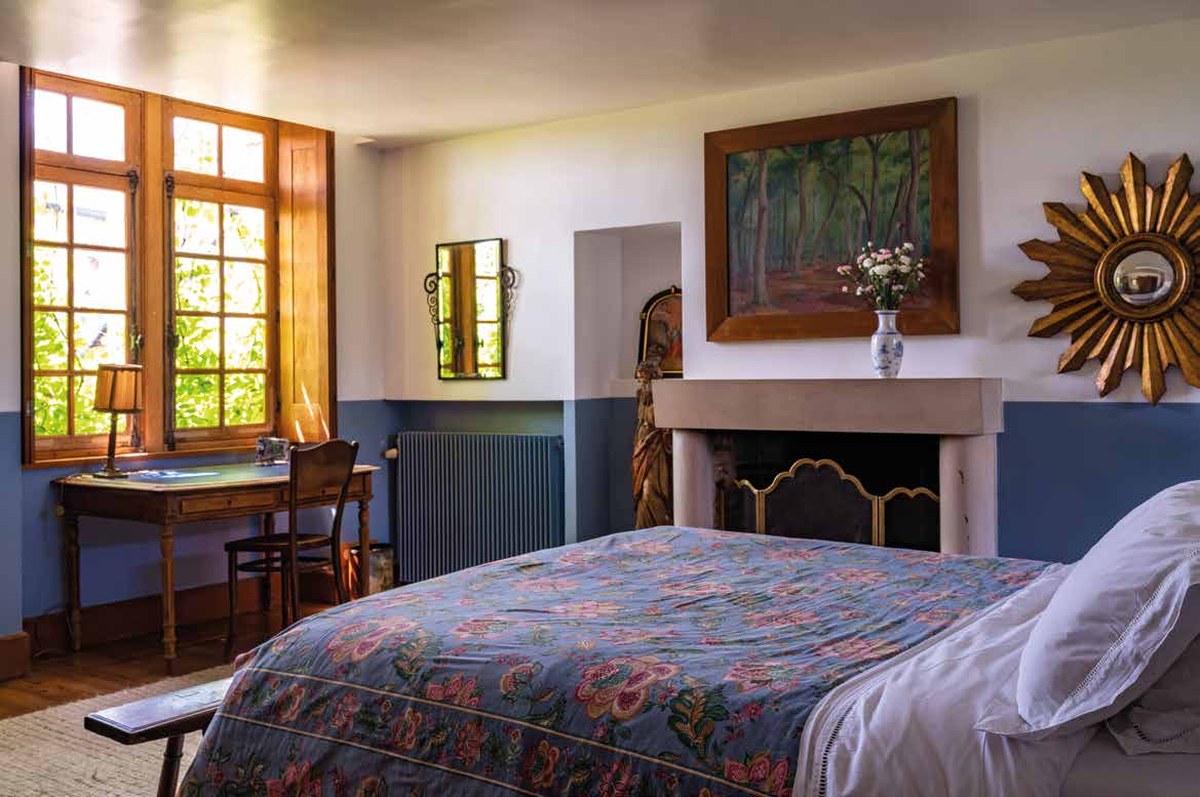 Chambre aux tons doux avec sa cheminée d'origine