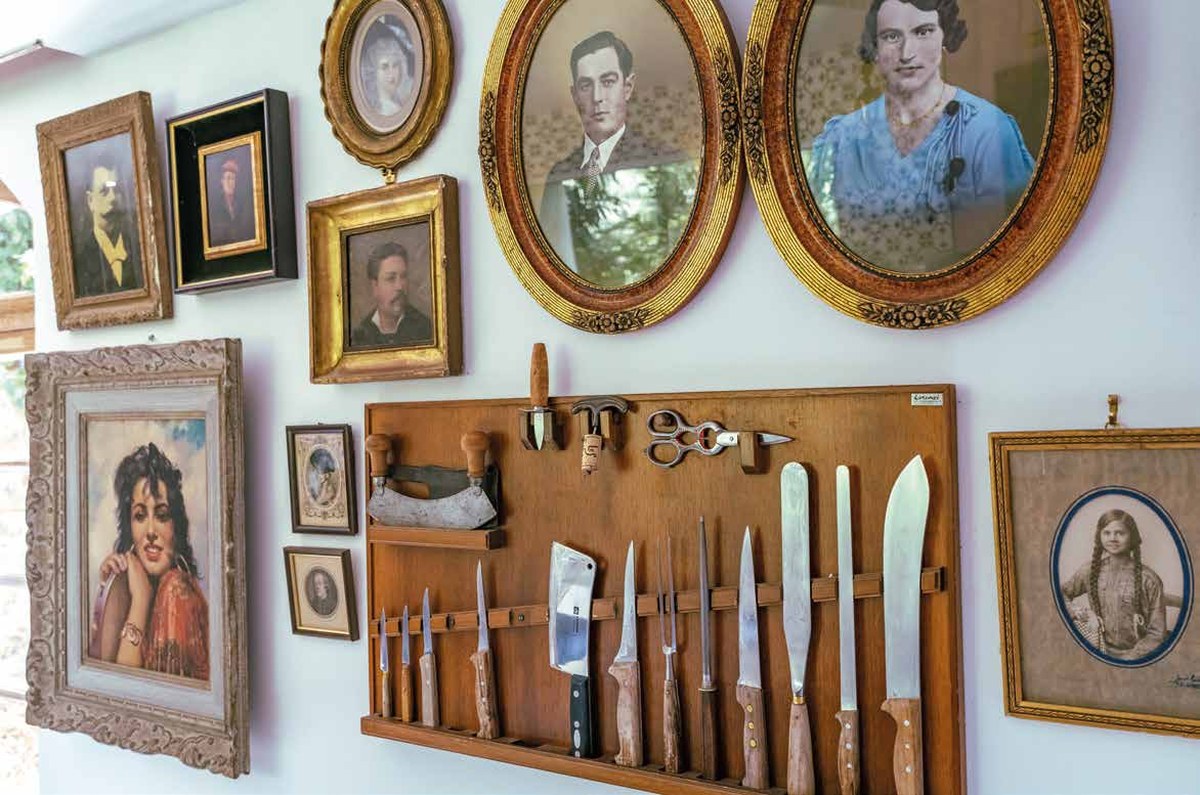 Galerie de portraits et collection de couteaux mise en scène