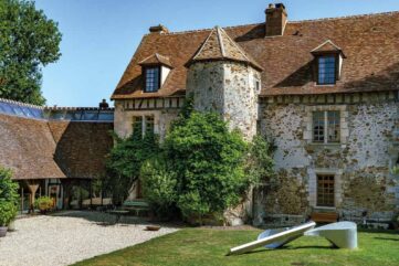 La façade et la tour du Prieuré, maison d'hôtes dans l'Aube