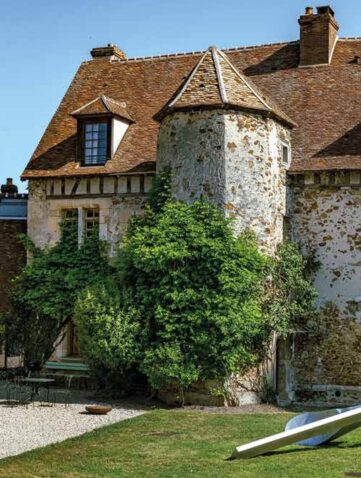 La façade et la tour du Prieuré, maison d'hôtes dans l'Aube