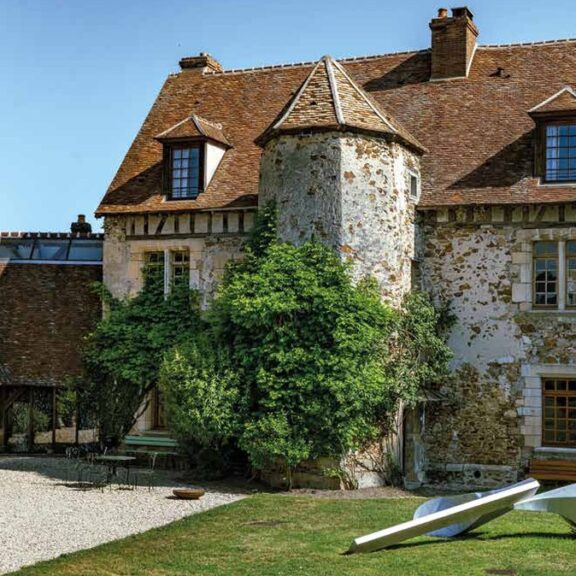 La façade et la tour du Prieuré, maison d'hôtes dans l'Aube