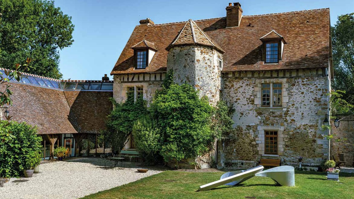 La façade et la tour du Prieuré, maison d'hôtes dans l'Aube