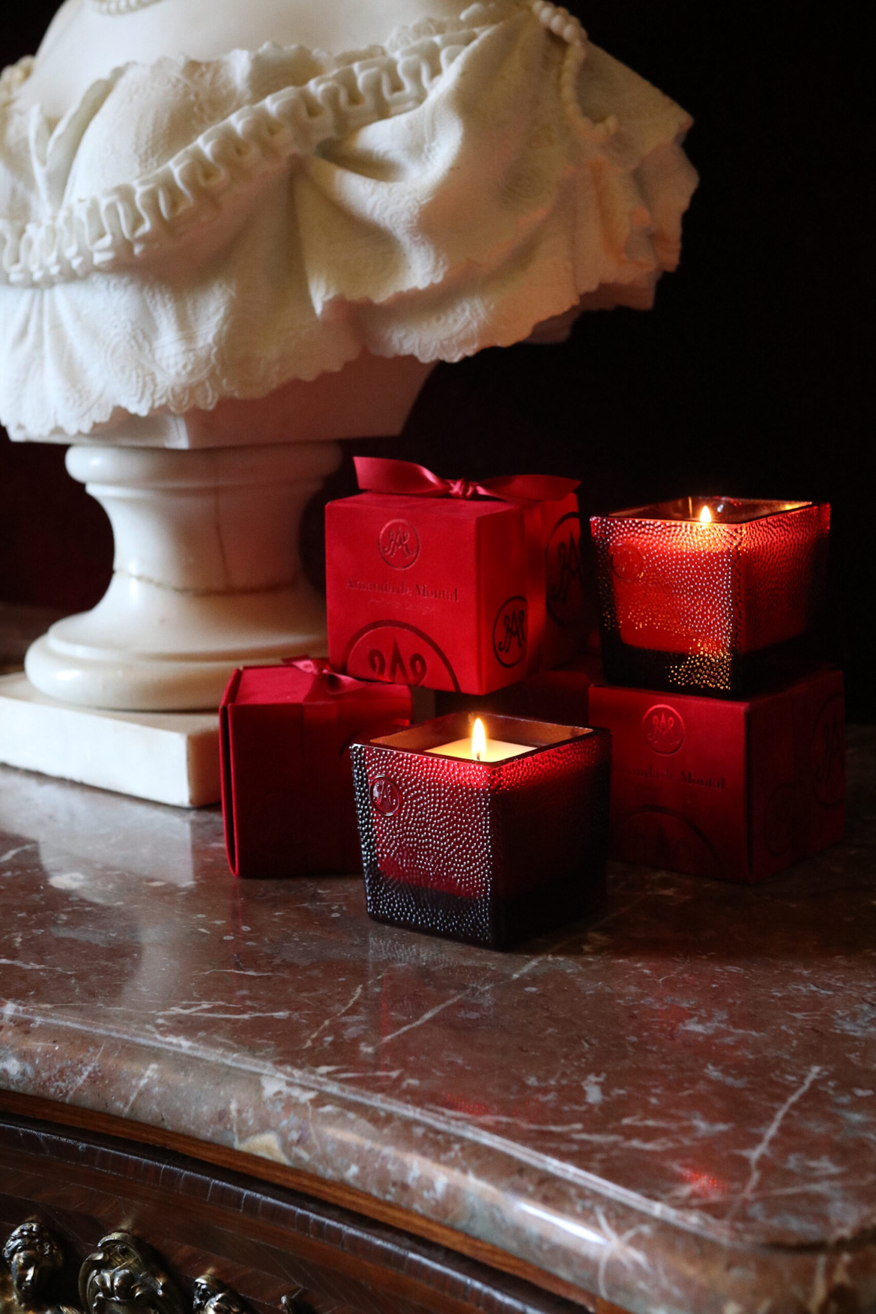 Bougies Spicy Rouge Amanda de Montal, mise en scène