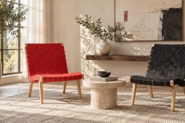 Mise en scène ECO-ONE : deux fauteuils à sangles tressées, l’un rouge, l’autre noir, autour d’une table basse ronde dans un salon clair