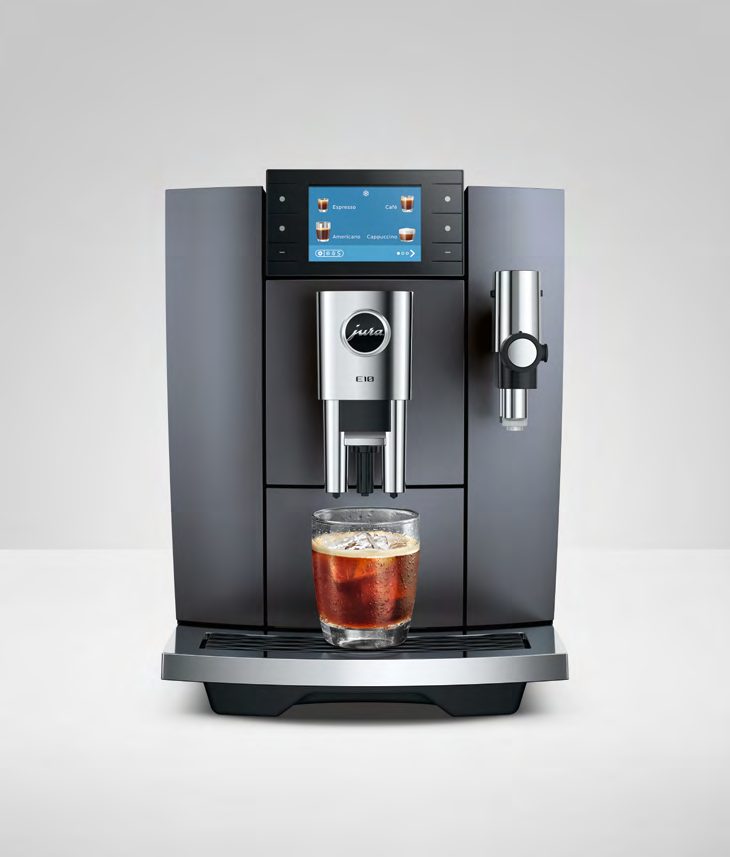Machine à café JURA E10 gris foncé servant un café glacé dans un verre