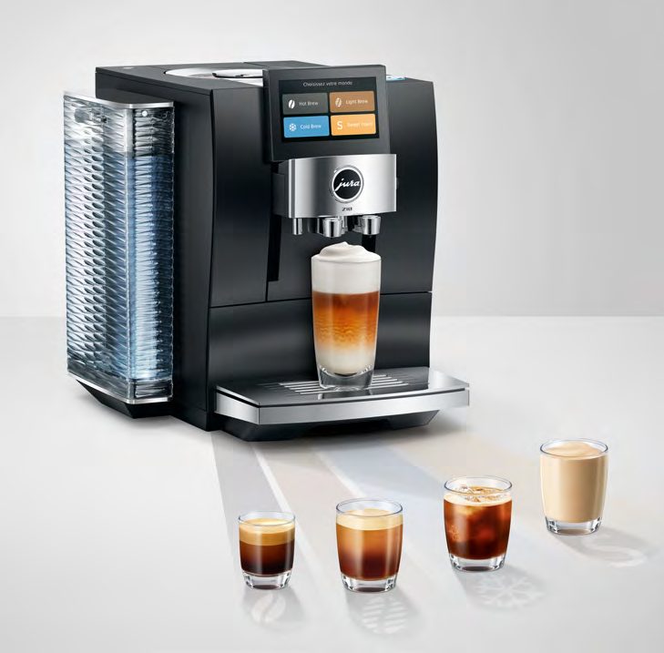 Machine à café JURA Z10 noire préparant un latte macchiato, réservoir d'eau transparent sur le côté et quatre boissons devant