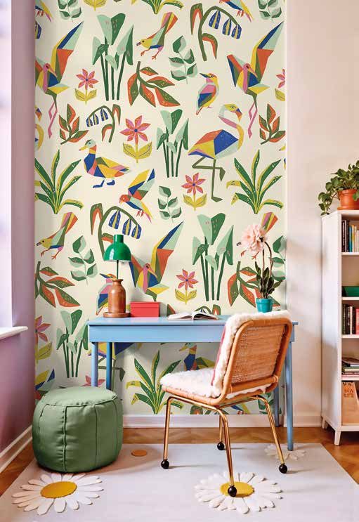 Coin bureau délimité par un papier peint à motifs d'oiseaux origami et de feuillages colorés