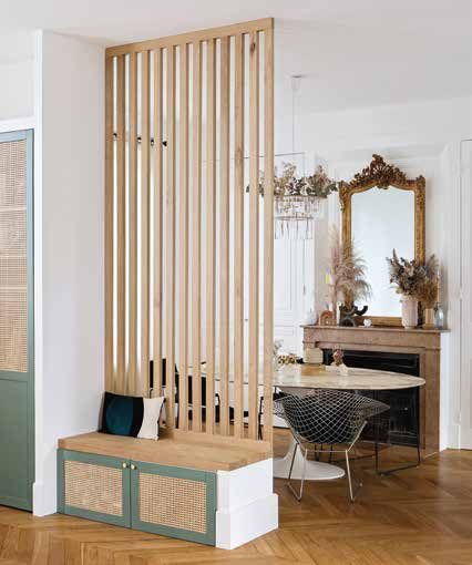 Meuble d'entrée sur mesure avec banc cannelé et tasseaux verticaux en bois face à une salle à manger