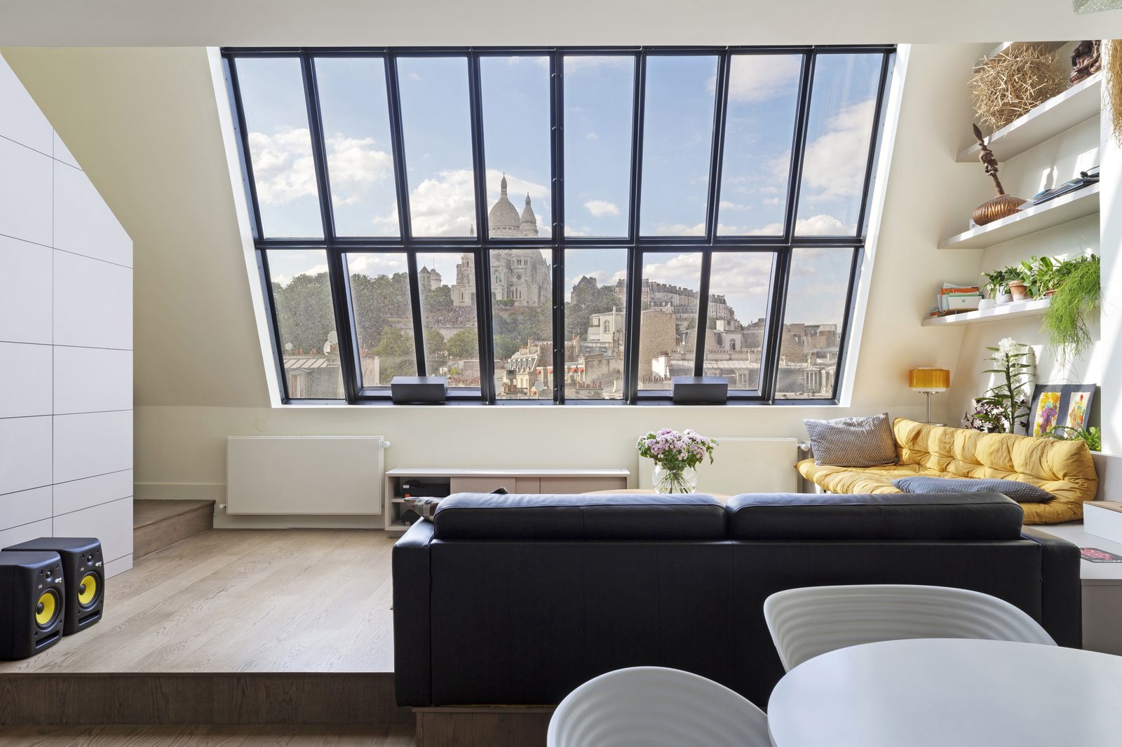 Salon sous les toits avec grande verrière et vue sur le Sacré-Cœur